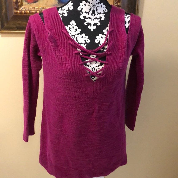 💓 Express Cross tie detail V-Neck open shoulders long sleeved fuchsia sweater - Picture 2 of 10